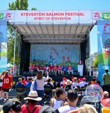 サーモンフェスティバル2024、今年は最高の人出に サーモンフェスティバル・中央ステージで開会式。2024年7月1日、リッチモンド市。Photo by Koichi Saito/Japan Canada Today