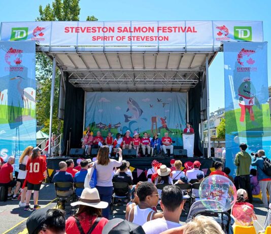 サーモンフェスティバル2024、今年は最高の人出に サーモンフェスティバル・中央ステージで開会式。2024年7月1日、リッチモンド市。Photo by Koichi Saito/Japan Canada Today