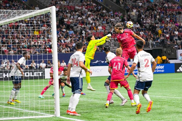 セントルイスの攻撃をかわすGK高丘。2024年6月29日、BCプレース。セントルイス・シティSC戦。Photo by Koichi Saito／Japan Canada Today