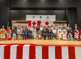 「恩師への感謝とクラスメートとの友情を胸に」2023年度バンクーバー日本語学校卒業式 2023年度バンクーバー日本語学校卒業式。卒業生と先生たちと一緒に。2024年6月22日、バンクーバー市。Photo by Japan Canada Today