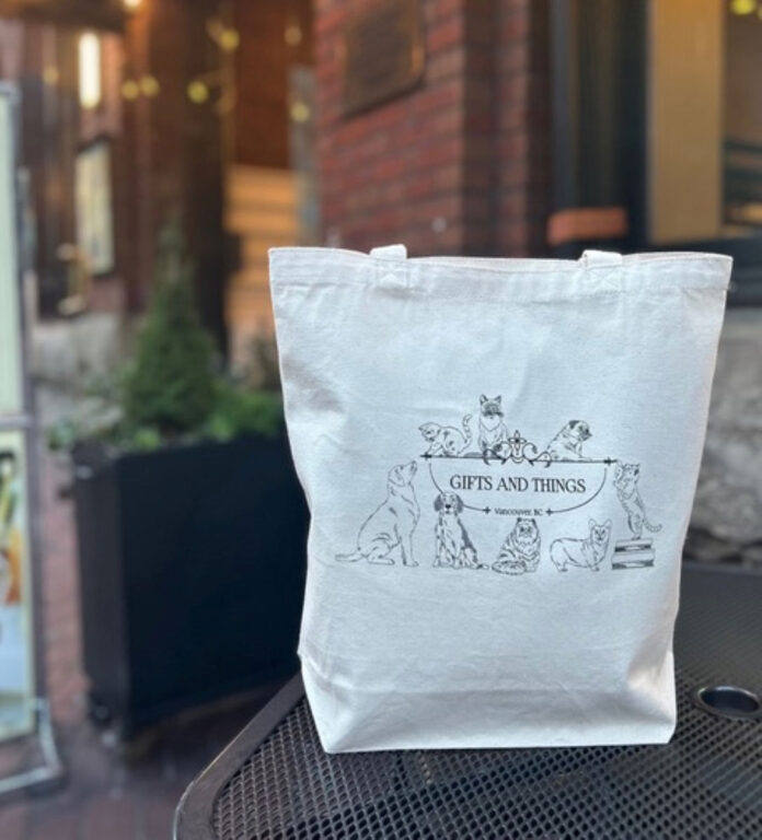 FUDGE掲載記念で日本でも限定販売したオリジナルトートバッグ。写真提供：Gifts and Things