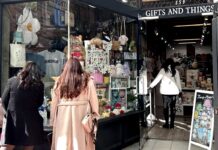 Gifts and Things「ファッション雑誌とコラボ、新しいマーケティングで日本市場を開拓」佐藤広樹さんインタビュー後編 バンクーバー市ガスタウンにある店の前で。写真提供:Gifts and Things