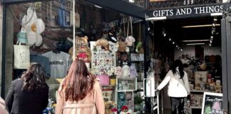 Gifts and Things「ファッション雑誌とコラボ、新しいマーケティングで日本市場を開拓」佐藤広樹さんインタビュー後編 バンクーバー市ガスタウンにある店の前で。写真提供:Gifts and Things