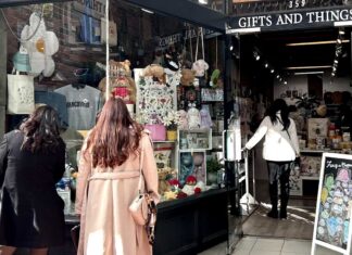 Gifts and Things「ファッション雑誌とコラボ、新しいマーケティングで日本市場を開拓」佐藤広樹さんインタビュー後編 バンクーバー市ガスタウンにある店の前で。写真提供:Gifts and Things