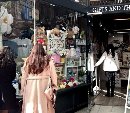 Gifts and Things「ファッション雑誌とコラボ、新しいマーケティングで日本市場を開拓」佐藤広樹さんインタビュー後編 バンクーバー市ガスタウンにある店の前で。写真提供:Gifts and Things