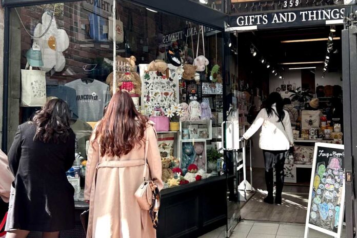 バンクーバー市ガスタウンにある店の前で。写真提供：Gifts and Things