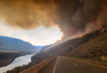 ハイウェイまで迫る、気温上昇と雷でBC州の山火事状況が悪化 山火事が迫るHighway 1。Photo from X post / BC Wildfire Service