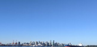 高温注意報発令、7月6日からメトロバンクーバーでも30度越えとなる予報 真っ青な夏空が広がるバンクーバー上空。2022年8月8日。Photo by Japan Canada Today