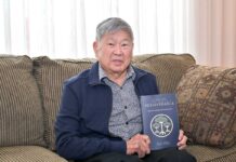 アート・ミキさん「Gaman – Perseverance: Japanese Canadians’ Journey to Justice」出版 アート・ミキさん。著書「Gaman」を手に。2024年4月、リッチモンド市で。撮影 斉藤光一