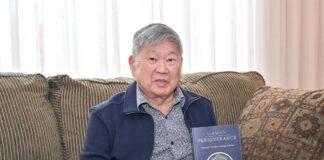 アート・ミキさん「Gaman – Perseverance: Japanese Canadians’ Journey to Justice」出版 アート・ミキさん。著書「Gaman」を手に。2024年4月、リッチモンド市で。撮影 斉藤光一