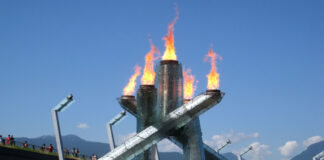 カナダ五輪委主催、ミラノ・コルティナ五輪体験イベント カナダ建国150周年のカナダデーに点火されたバンクーバー五輪聖火台。2017年7月1日。Photo by Japan Canada Today