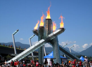 パリ五輪いよいよ開幕!カナダでカナダ代表も日本代表も観戦! カナダ建国150周年のカナダデーに点火されたバンクーバー五輪聖火台。2017年7月1日。Photo by Japan Canada Today