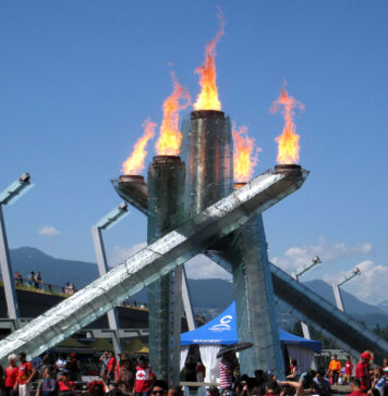 パリ五輪いよいよ開幕!カナダでカナダ代表も日本代表も観戦! カナダ建国150周年のカナダデーに点火されたバンクーバー五輪聖火台。2017年7月1日。Photo by Japan Canada Today