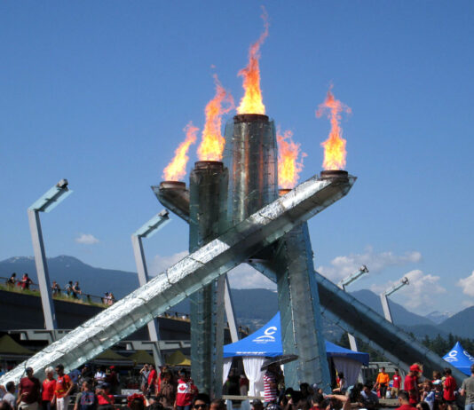 カナダ五輪委主催、ミラノ・コルティナ五輪体験イベント カナダ建国150周年のカナダデーに点火されたバンクーバー五輪聖火台。2017年7月1日。Photo by Japan Canada Today