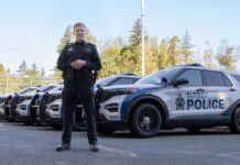RCMPに代わるサレー市警察組織SPS、新しいパトカーを披露 サレー市警察リピンスキー長官、新しいパトカーと。Photo from X of Surrey Police Service