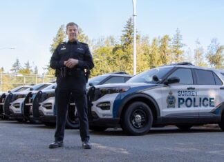 RCMPに代わるサレー市警察組織SPS、新しいパトカーを披露 サレー市警察リピンスキー長官、新しいパトカーと。Photo from X of Surrey Police Service
