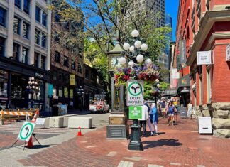 バンクーバー・ガスタウンが今夏歩行者天国に ガスタウンのシンボル蒸気時計から歩行者天国に。2024年7月9日、バンクーバー市。Photo by Saito Koichi