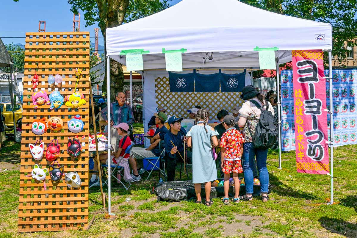 日本の祭りを思わせるヨーヨーつりとお面販売のブース。2024年8月3日、バンクーバー市。Photo by Koichi Saito/Japan Canada Today