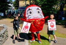パウエル祭2025、8月2日、3日に開催 パウエル祭の人気者ダルマと一緒に。「ダルマと一緒に写真を撮ろう!」のイベントも開催されていた。2024年8月3日、バンクーバー市。Photo by Koichi Saito/Japan Canada Today