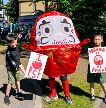 パウエル祭2025、8月2日、3日に開催 パウエル祭の人気者ダルマと一緒に。「ダルマと一緒に写真を撮ろう!」のイベントも開催されていた。2024年8月3日、バンクーバー市。Photo by Koichi Saito/Japan Canada Today