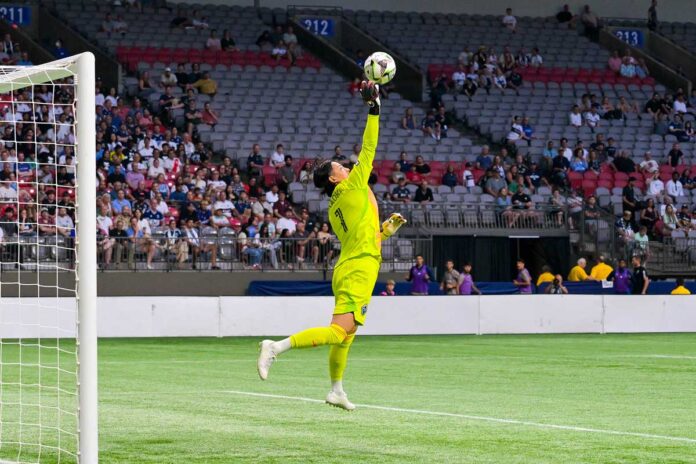 Pumas UNAMのシュートを弾くGK高丘。Pumas UNAM戦。2024年8月7日、BCプレース。Photo by Koichi Saito/Japan Canada Today