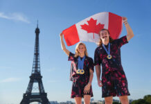 パリ五輪終了、カナダは夏季大会過去最高のメダル数に Team Canada’s Summer McIntosh, left, and Ethan Katzberg pose in front of the Eiffel Tower at the 2024 Paris Olympic Games in France on Sunday, August 11, 2024. Photo by Darren Calabrese/© 2024 Canadian Olympic Committee