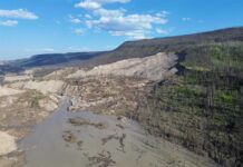 BC州中央部で大規模な地滑り、チルコティン川からフレイザー川にがれきが流出 BC州中央部を流れるチルコティン川、ダムが決壊してがれきが流れ出している。2024年8月7日。Photo courtesy of BC government