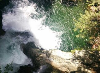 毎年死亡事故発生、バンクーバーの人気観光地リン・キャニオンで崖からの飛び込みをしないよう注意喚起 リン・キャニオン・パーク内にある滝。ブリティッシュ・コロンビア州ノースバンクーバー市。Photo by Japan Canada Today