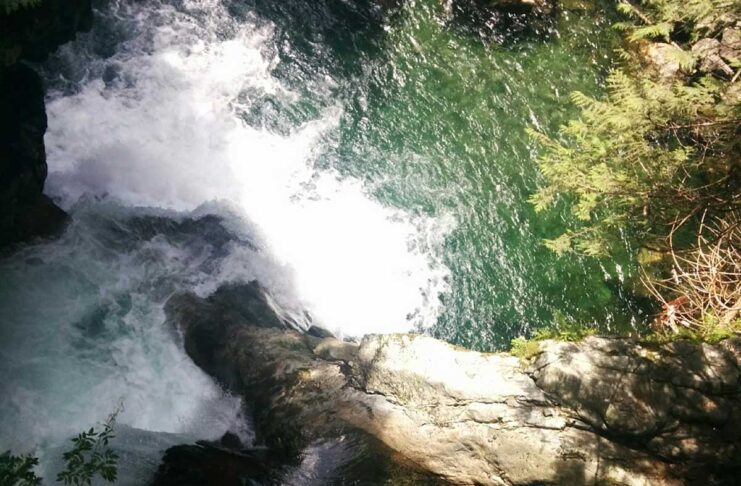 毎年死亡事故発生、バンクーバーの人気観光地リン・キャニオンで崖からの飛び込みをしないよう注意喚起 リン・キャニオン・パーク内にある滝。ブリティッシュ・コロンビア州ノースバンクーバー市。Photo by Japan Canada Today