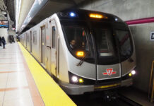 「カナダ“乗り鉄”の旅」第16回 トロント地下鉄、東京メトロ丸ノ内線のように直通運転できない理由は カナダ最大都市・トロント編 トロント交通局(TTC)地下鉄4号線のドンミルズ駅に進入する電車「トロントロケット」(2024年2月20日、大塚圭一郎撮影)