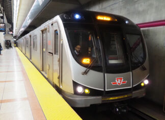 「カナダ“乗り鉄”の旅」第16回 トロント地下鉄、東京メトロ丸ノ内線のように直通運転できない理由は カナダ最大都市・トロント編 トロント交通局(TTC)地下鉄4号線のドンミルズ駅に進入する電車「トロントロケット」(2024年2月20日、大塚圭一郎撮影)