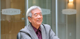 「優しく、楽しくをモットーに」矢野アカデミー30周年を迎えて、矢野修三さんインタビュー(後編) 「優しく、楽しく教えるというのが私のモットーです」と笑う矢野修三さん。2024年8月20日、バンクーバー市。Photo by Koichi Saito