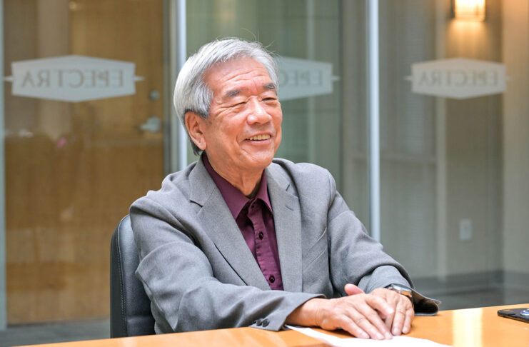 「優しく、楽しくをモットーに」矢野アカデミー30周年を迎えて、矢野修三さんインタビュー(後編) 「優しく、楽しく教えるというのが私のモットーです」と笑う矢野修三さん。2024年8月20日、バンクーバー市。Photo by Koichi Saito