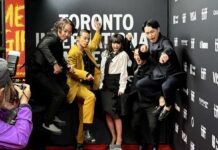 「ザ・ゲスイドウズ」トロント国際映画祭で上映、宇賀那健一監督インタビュー「音楽以外は何をやってもダメ、そんなバンドのメンバー達が奏でる熱く楽しい物語」 今夜ミッドナイトマッドネスでプレミア上映を行った宇賀那健一監督(左端)とキャストの皆さん。レッドカーペットではカメラに向かってジャンプするなど終始楽しそうだった。Photo Michiru Miyai