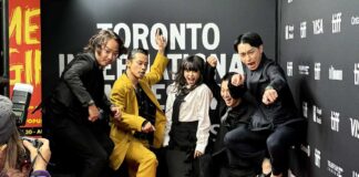 「ザ・ゲスイドウズ」トロント国際映画祭で上映、宇賀那健一監督インタビュー「音楽以外は何をやってもダメ、そんなバンドのメンバー達が奏でる熱く楽しい物語」 今夜ミッドナイトマッドネスでプレミア上映を行った宇賀那健一監督(左端)とキャストの皆さん。レッドカーペットではカメラに向かってジャンプするなど終始楽しそうだった。Photo Michiru Miyai