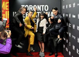 「ザ・ゲスイドウズ」トロント国際映画祭で上映、宇賀那健一監督インタビュー「音楽以外は何をやってもダメ、そんなバンドのメンバー達が奏でる熱く楽しい物語」 今夜ミッドナイトマッドネスでプレミア上映を行った宇賀那健一監督(左端)とキャストの皆さん。レッドカーペットではカメラに向かってジャンプするなど終始楽しそうだった。Photo Michiru Miyai