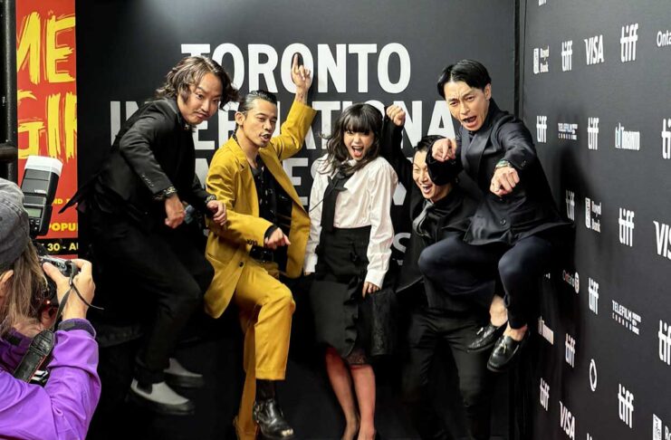 「ザ・ゲスイドウズ」トロント国際映画祭で上映、宇賀那健一監督インタビュー「音楽以外は何をやってもダメ、そんなバンドのメンバー達が奏でる熱く楽しい物語」 今夜ミッドナイトマッドネスでプレミア上映を行った宇賀那健一監督(左端)とキャストの皆さん。レッドカーペットではカメラに向かってジャンプするなど終始楽しそうだった。Photo Michiru Miyai