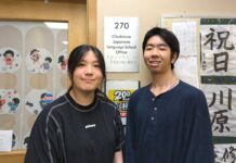 「グラッドストーン日本語学園を卒業して日本の大学へ挑戦」馬庭春香さん、チャン淳生さん 馬庭さん(左)とチャンさん。グラッドストーン日本語学園で。2024年6月22日。写真 日加トゥデイ