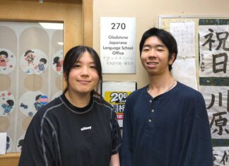 「グラッドストーン日本語学園を卒業して日本の大学へ挑戦」馬庭春香さん、チャン淳生さん 馬庭さん(左)とチャンさん。グラッドストーン日本語学園で。2024年6月22日。写真 日加トゥデイ