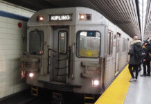 「カナダ“乗り鉄”の旅」第17回 地下鉄の赤い扉で、「福岡生活」に戻ったような錯覚に カナダ最大都市・トロント編 トロント交通局(TTC)地下鉄2号線の駅に停車中のT―1(2024年2月20日、トロントで大塚圭一郎撮影)