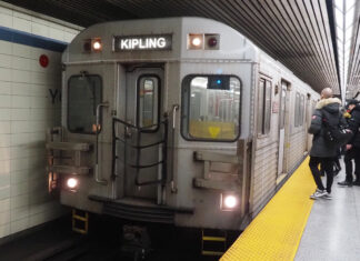 「カナダ“乗り鉄”の旅」第17回 地下鉄の赤い扉で、「福岡生活」に戻ったような錯覚に カナダ最大都市・トロント編 トロント交通局(TTC)地下鉄2号線の駅に停車中のT―1(2024年2月20日、トロントで大塚圭一郎撮影)