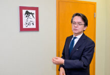 日系コミュニティと歩んだ2年間 丸山浩平総領事インタビュー バンクーバー総領事就任時から続けてきた「書」。書いている最中は「正直寂しかった」という「感謝」と丸山総領事。撮影 斉藤光一/日加トゥデイ