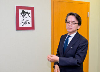 日系コミュニティと歩んだ2年間 丸山浩平総領事インタビュー バンクーバー総領事就任時から続けてきた「書」。書いている最中は「正直寂しかった」という「感謝」と丸山総領事。撮影 斉藤光一/日加トゥデイ