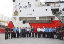 カナダ違法漁業監視船が初の日本寄港、ビクトリア母港の「サー・ウィルフリッド・ローリエ」 バンクーバーと姉妹港の横浜港に サー・ウィルフリッド・ローリエの乗組員と見学者ら(2024年10月2日、横浜市で大塚圭一郎撮影)