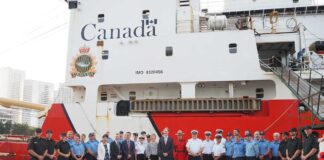 カナダ違法漁業監視船が初の日本寄港、ビクトリア母港の「サー・ウィルフリッド・ローリエ」 バンクーバーと姉妹港の横浜港に サー・ウィルフリッド・ローリエの乗組員と見学者ら(2024年10月2日、横浜市で大塚圭一郎撮影)
