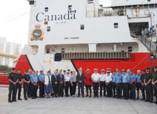 カナダ違法漁業監視船が初の日本寄港、ビクトリア母港の「サー・ウィルフリッド・ローリエ」 バンクーバーと姉妹港の横浜港に サー・ウィルフリッド・ローリエの乗組員と見学者ら(2024年10月2日、横浜市で大塚圭一郎撮影)