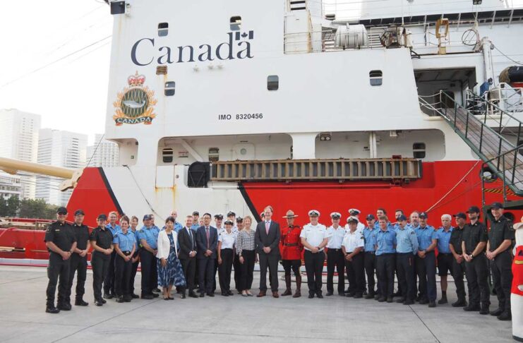 カナダ違法漁業監視船が初の日本寄港、ビクトリア母港の「サー・ウィルフリッド・ローリエ」 バンクーバーと姉妹港の横浜港に サー・ウィルフリッド・ローリエの乗組員と見学者ら(2024年10月2日、横浜市で大塚圭一郎撮影)