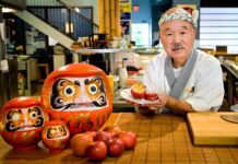 「嫌いなものがあるから、新しいものが生まれる」海外に寿司の世界への扉を開いた東條さんドキュメンタリー バンクーバー国際映画祭で上映 映画にちなんだ東條さん特製「アップルだるまサラダ」を手に。2024年9月27日、バンクーバー市。撮影 斉藤光一/日加トゥデイ