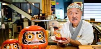 「嫌いなものがあるから、新しいものが生まれる」海外に寿司の世界への扉を開いた東條さんドキュメンタリー バンクーバー国際映画祭で上映 映画にちなんだ東條さん特製「アップルだるまサラダ」を手に。2024年9月27日、バンクーバー市。撮影 斉藤光一/日加トゥデイ