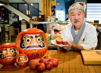 「嫌いなものがあるから、新しいものが生まれる」海外に寿司の世界への扉を開いた東條さんドキュメンタリー バンクーバー国際映画祭で上映 映画にちなんだ東條さん特製「アップルだるまサラダ」を手に。2024年9月27日、バンクーバー市。撮影 斉藤光一/日加トゥデイ